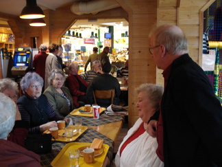 Myös naisia oli mukana kiitettävästi.