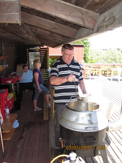 Jouko kumppaneineen jakoi erittäin hyvää lihakeittoa