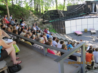 Näytäntö lähes täynnä.