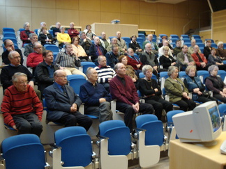 Matkalaiset kuuntelevat mielenkiinnolla Murikan historiaa.