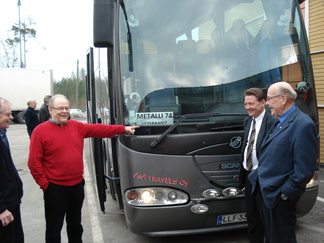 Raimo Rajanen ja Reino Rytkönen opastaa kuljettaja Aaro Kuokkasta.