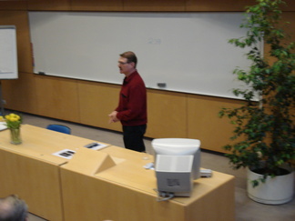 Murikan työsuojeluopettaja Taisto Rautiainen opasti meitä Murikan kierroksella, "Jyväskylän poikia".